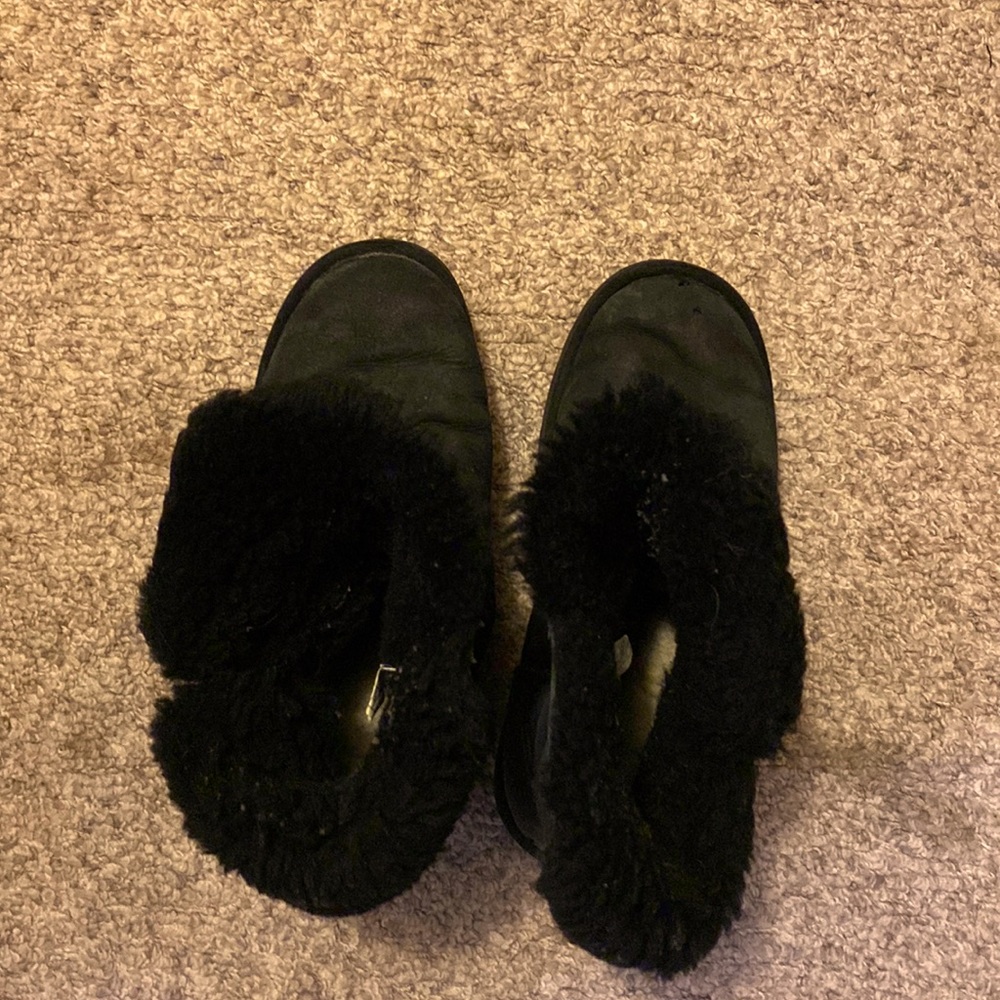I am selling Ugg boots in size 11.